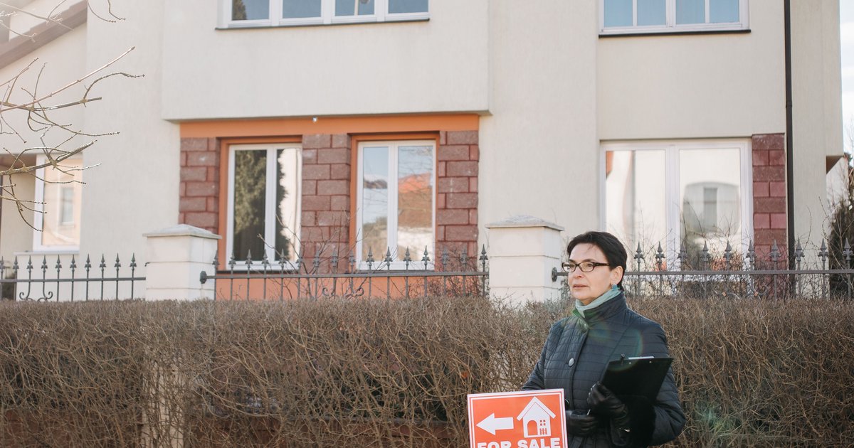 Czy warto korzystać z pośrednika przy sprzedaży domu